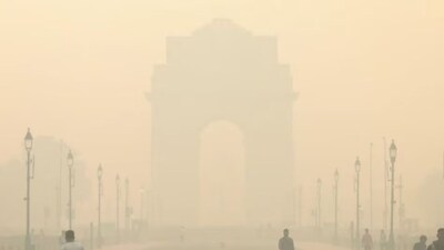 Delhi AQI: शुक्रवार को कम विजिबिलिटी के कारण 177 उड़ानें रद्द करनी पड़ी थीं और 500 से अधिक फ्लाइट्स देरी से चलीं
