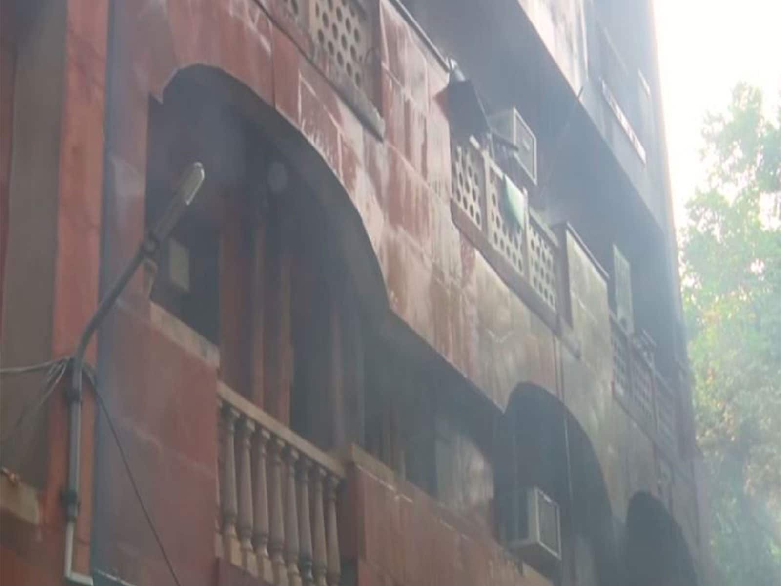 Delhi : दिल्ली के ब्रह्मपुत्र अपार्टमेंट में लगी भीषण आग, यहीं है राज्यसभा सांसदों के आवास