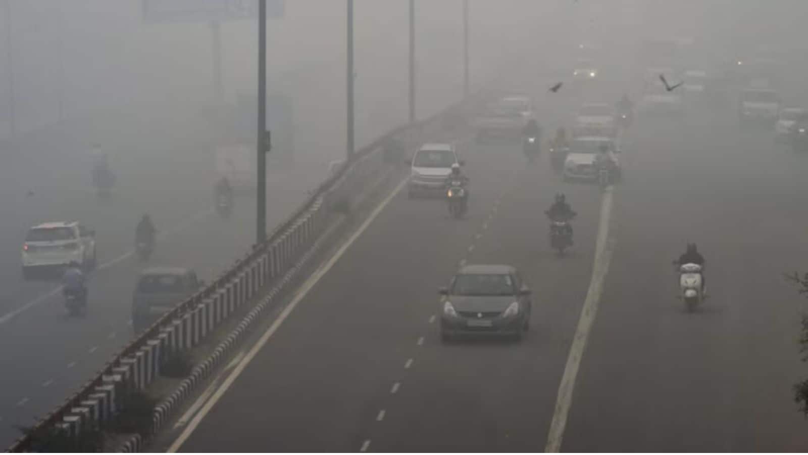 Delhi NCR AQI: दिल्ली-NCR पर 'कोहरे और पॉल्यूशन' का डबल अटैक, दिवाली पर AQI ने बिगाड़ा मौसम का मिजाज
