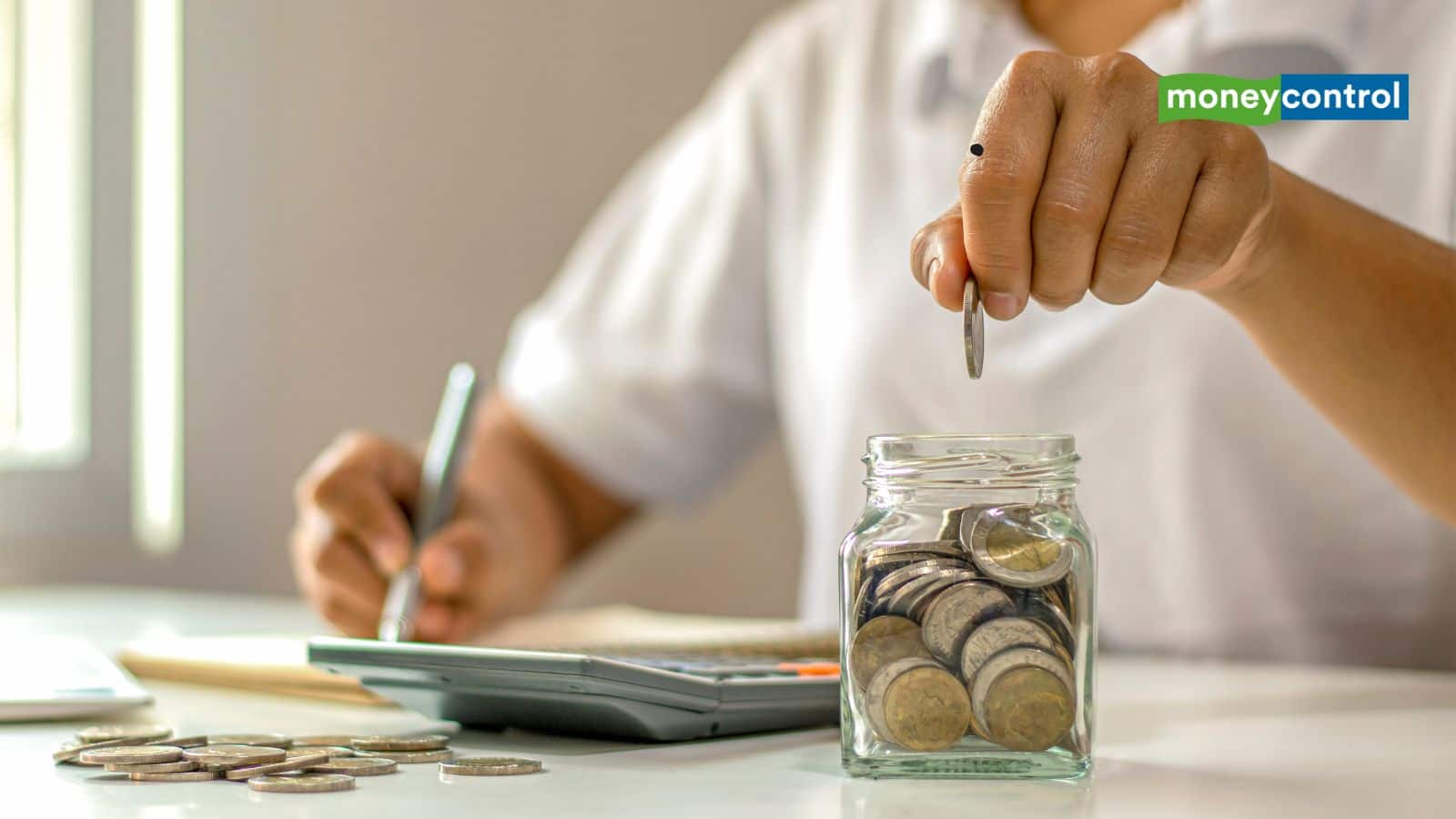 Bank of Baroda Bank of Baroda is among the public sector banks, which gives 6.6% interest on one year FD. An investment of Rs 1 lakh grows to Rs 1,06,600. 