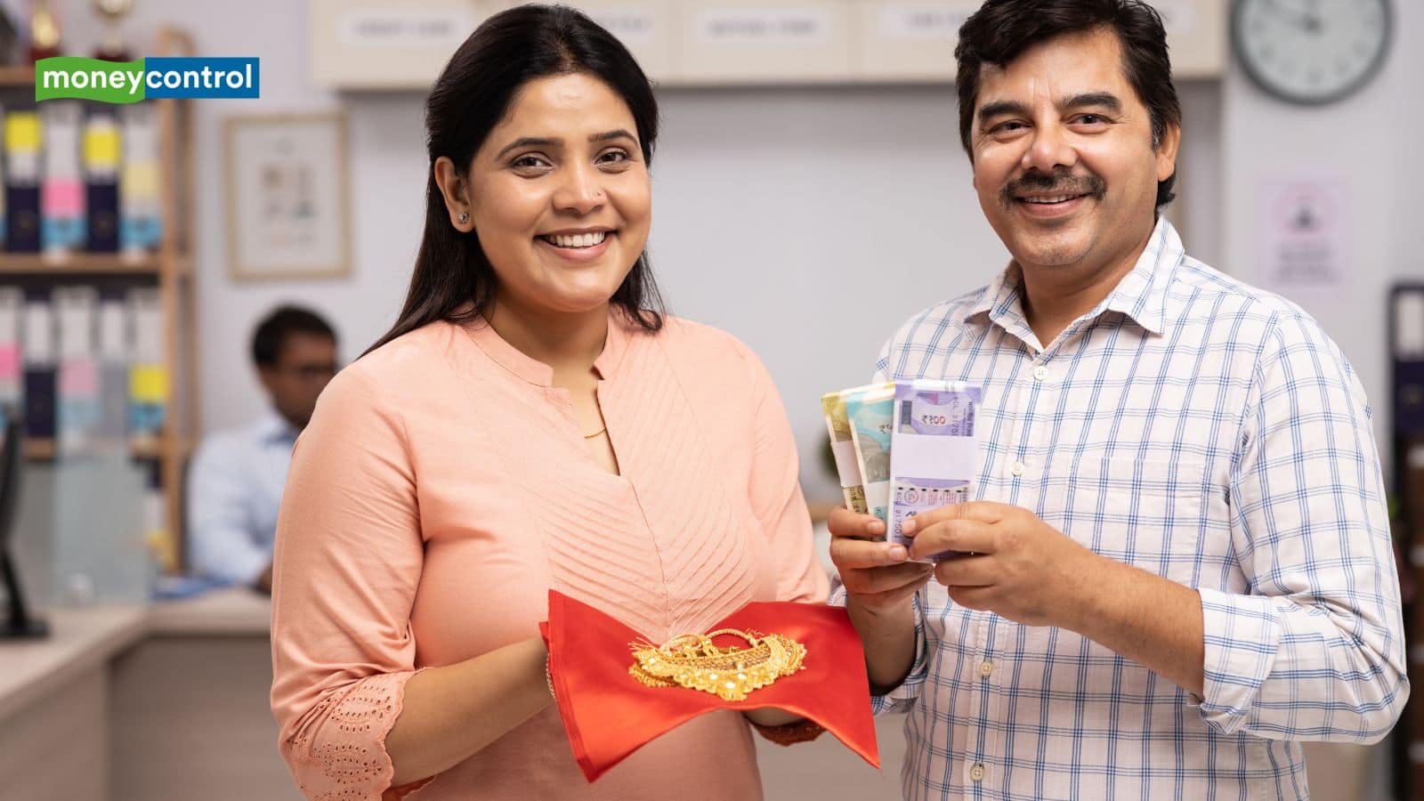 Gold price Outlook: रिकॉर्ड ऊंचाई से 6% तक गिरा सोना, अब किस ओर जाएंगे दाम? जानिए एक्सपर्ट से Gold price Outlook: रिकॉर्ड ऊंचाई से 6% तक गिरा सोना, अब किस ओर जाएंगे दाम? जानिए एक्सपर्ट से