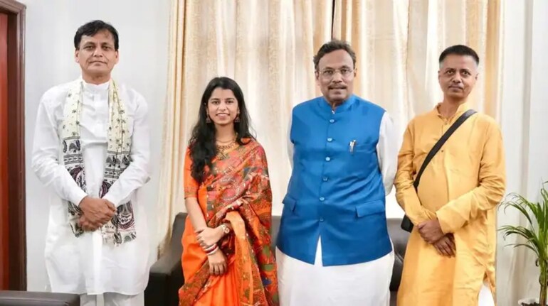 Maithili Thakur: बिहार विधानसभा चुनाव लड़ेंगी मैथिली ठाकुर! टॉप BJP नेताओं से मुलाकात के बाद इस सीट से लड़ने की जताई इच्छा - folk singer maithili thakur likely to contest ...