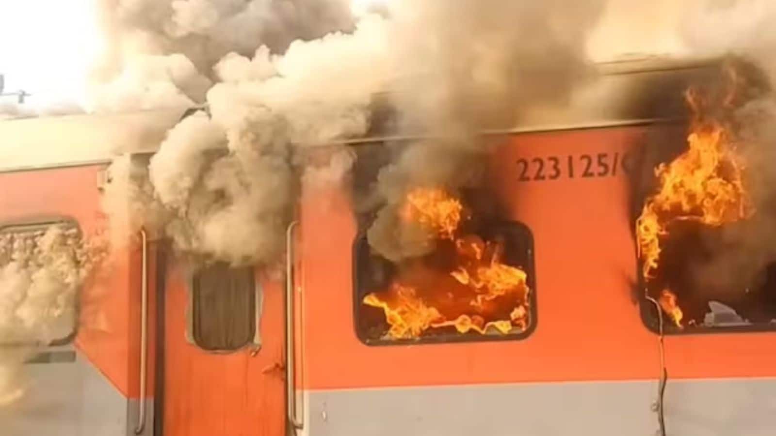 Garib Rath Express Fire: लुधियाना से दिल्ली जा रही गरीबरथ एक्सप्रेस में भीषण आग, लपटें देख कांप गए लोग, आखिर कैसे हुआ हादसा?