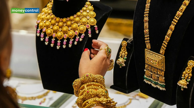 Gold price crash: इन 5 वजहों से क्रैश हुआ गोल्ड, 6% तक गिरा भाव; अब आगे क्या होगा? - gold price crash reasons and future outlook after 6 percent drop in international market | Moneycontrol Hindi