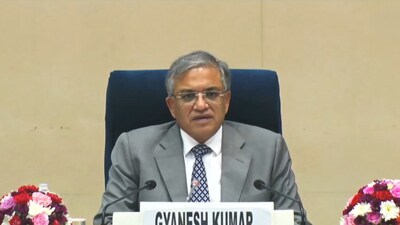 विधायक शौकत मोल्ला ने मुख्य निर्वाचन आयुक्त ज्ञानेश कुमार के खिलाफ शिकायत दर्ज कराई है। 