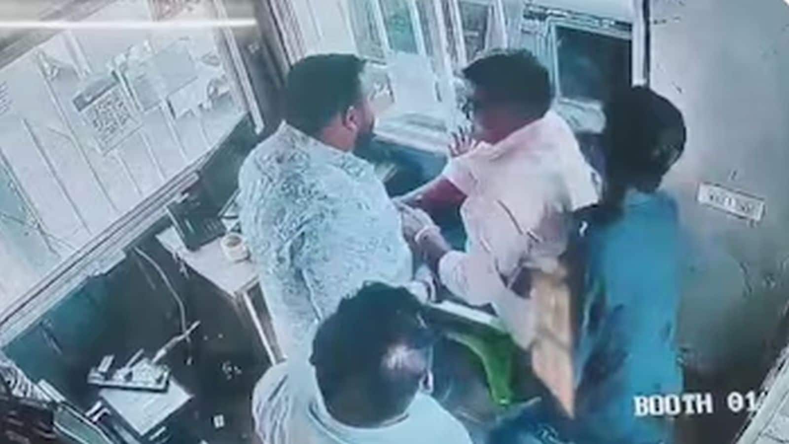 Viral Video: 'क्या तुम जानते हो मैं कौन हूं?'; कर्नाटक बीजेपी नेता के बेटे ने टोल बूथ कर्मचारी को पीटा, वीडियो वायरल Viral Video: 'क्या तुम जानते हो मैं कौन हूं?'; कर्नाटक बीजेपी नेता के बेटे ने टोल बूथ कर्मचारी को पीटा, वीडियो वायरल