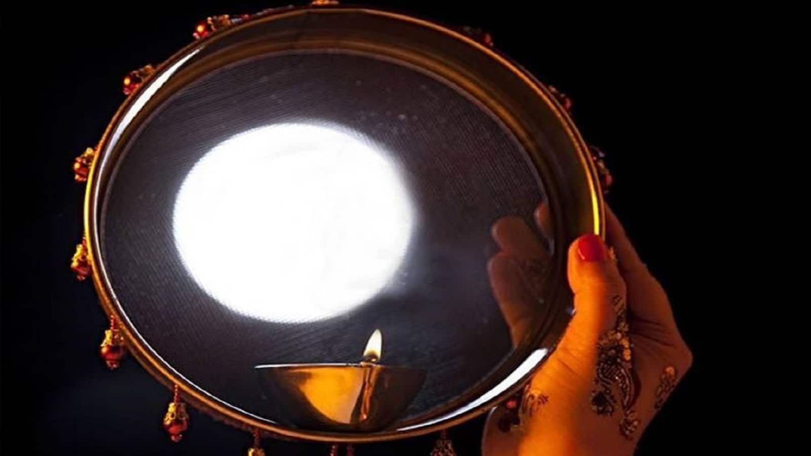 Karwa Chauth 2025: पति की लंबी उम्र के लिए निर्जला व्रत आज, चंद्रमा को अर्घ्य देते समय करें इन मंत्रों का उच्चारण