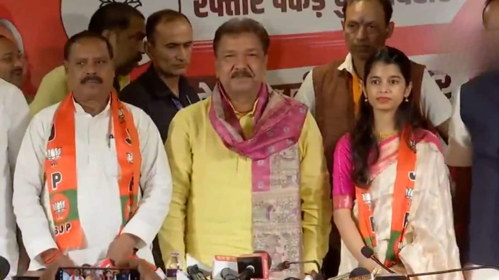 Bihar Election 2025: लोक गायिका मैथिली ठाकुर BJP में हुईं शामिल, अलीनगर से लड़ सकती हैं विधानसभा चुनाव
