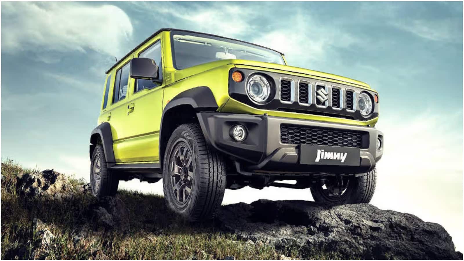 अक्टूबर 2025 में Maruti Jimny के Alpha वेरिएंट पर शानदार छूट का ऑफर मिल रहा है। कंपनी इस मॉडल पर कुल 88,000 रुपये तक का डिस्काउंट दे रही है, जिसमें 75,000 रुपये का कंज्यूमर ऑफर और 10,000 रुपये का कॉर्पोरेट बेनिफिट शामिल है।