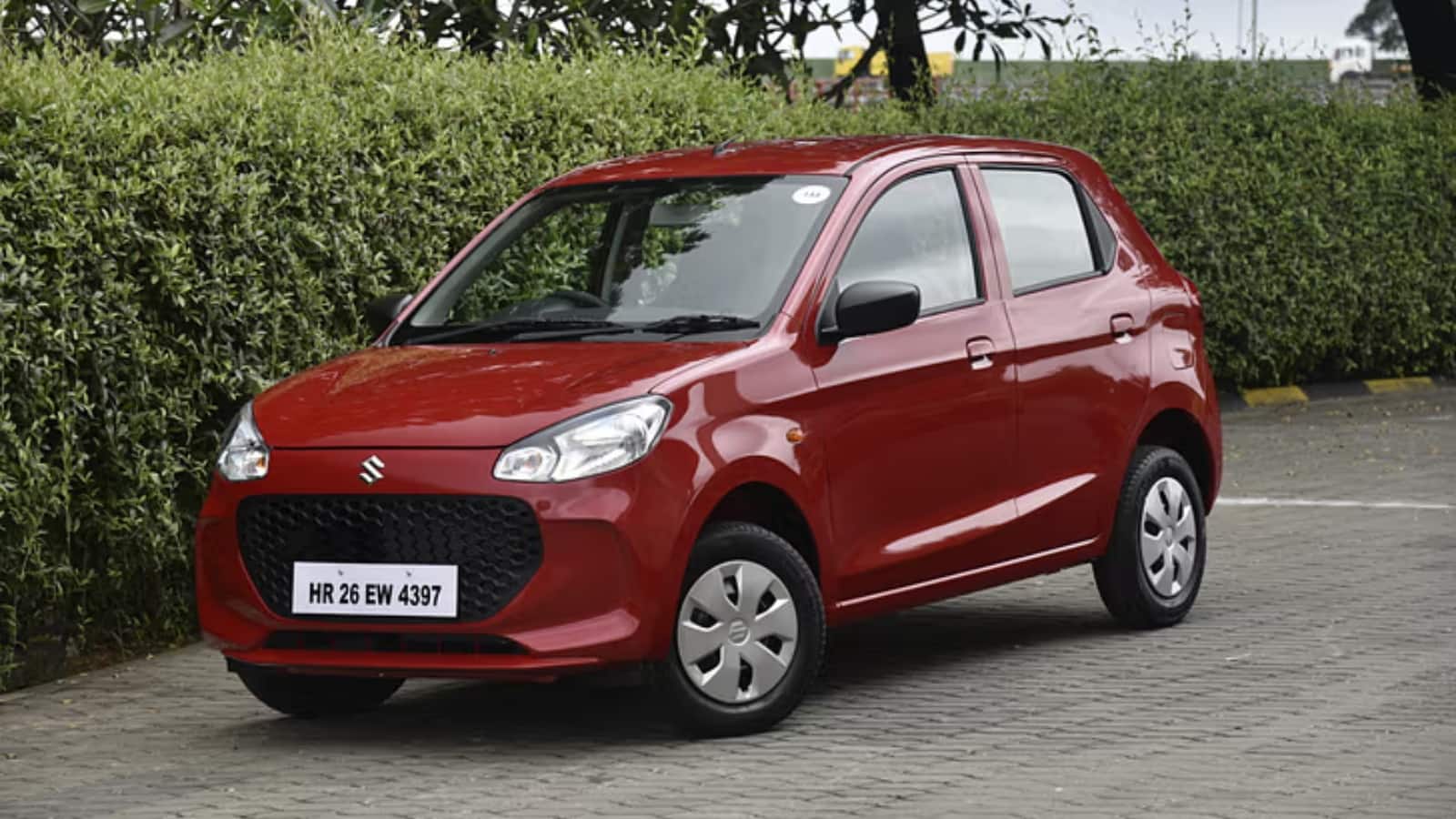 हमेशा से लोगों की पसंदीदा रही Alto K10 पहले से ही भारत की सबसे किफायती हैचबैक में से एक थी। टैक्स में कटौती से पहले इसकी शुरुआती कीमत लगभग 3.70 लाख रुपये थी। वहीं, GST कट के बाद यह और भी आकर्षक हो गई है। कॉम्पैक्ट, फ्यूल-एफिशिएंट और रखरखाव में आसान, ऑल्टो K10 शहर में इस्तेमाल और पहली बार कार खरीदने वालों के लिए आदर्श है। यह केवल पेट्रोल और CNG पावरट्रेन के साथ उपलब्ध है।