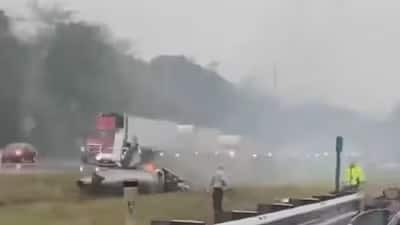 Plane Crash: अमेरिका में विमान हादसा, आसमान से हाइवे पर आकर गिरा प्लेन, 2 लोगों की मौत