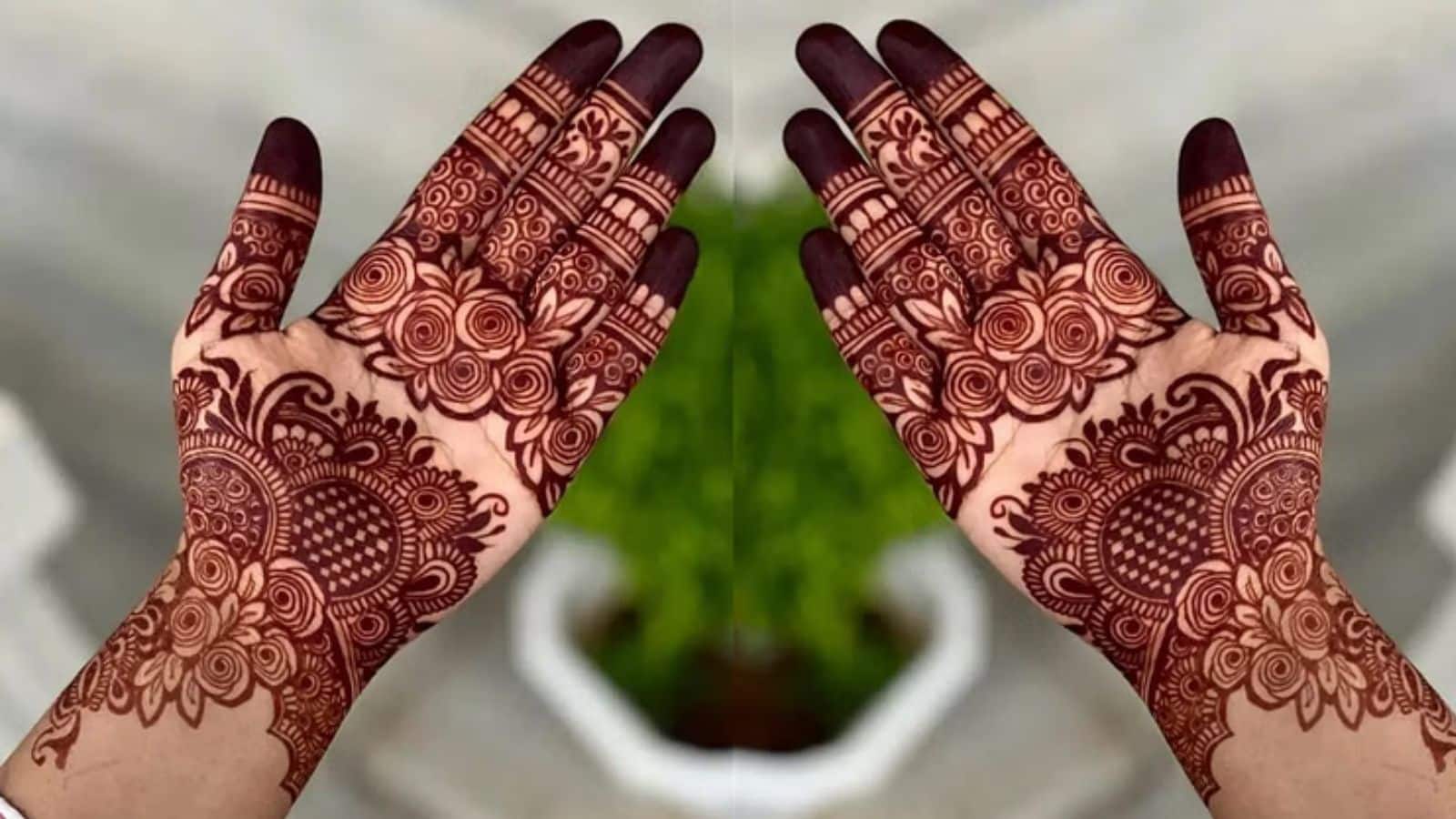 Karwa Chauth 2025 Simple Mehndi Designs: हाथों में रचाएं प्यार का रंग, देखें इस साल की सबसे खूबसूरत मेहंदी डिजाइन्स!