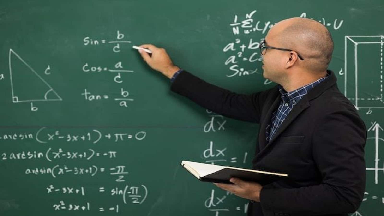 Assistant Professor Jobs 2025: डीयू में योग्यता के आधार पर बनें असिस्टेंट प्रोफेसर, मिलेगी इतनी सैलरी