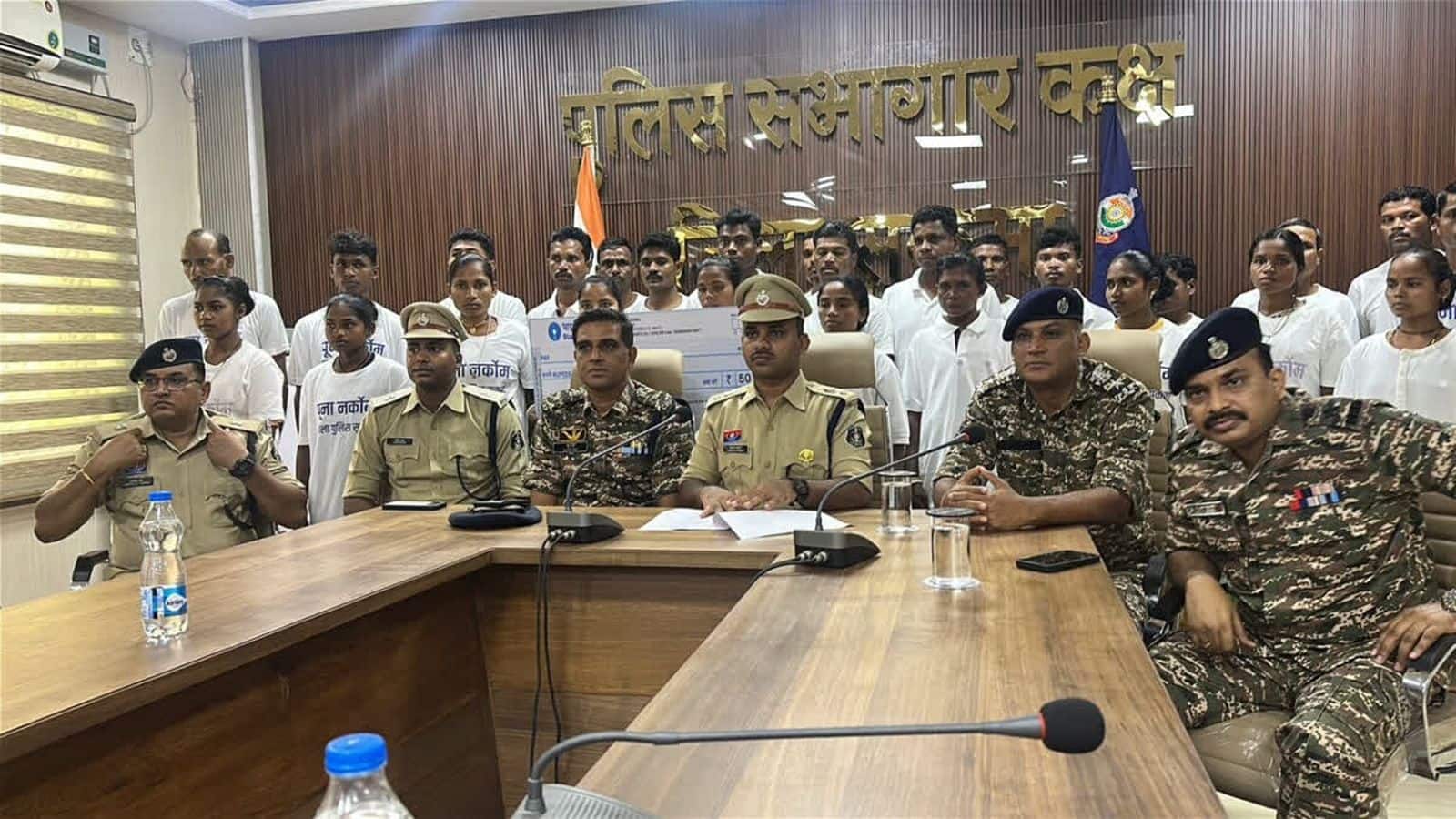 Naxals Surrender In Sukma: छत्तीसगढ़ के सुकमा में 10 महिलाओं समेत 27 नक्सलियों ने किया सरेंडर, 50 लाख के 16 इनामी भी शामिल