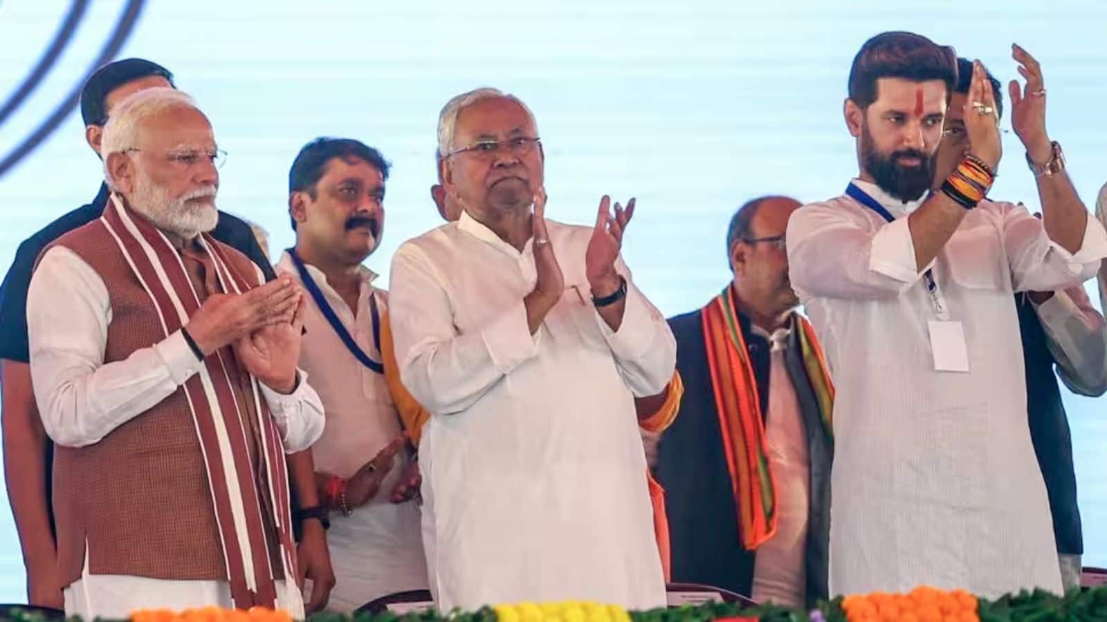 Bihar Chunav 2025: दो चरण में होगा बिहार का चुनावी रण, हार जीत से पहले मनाने-लुभाने की नीति, कहीं अंदरूनी कलह, तो किसी की अग्निपरीक्षा