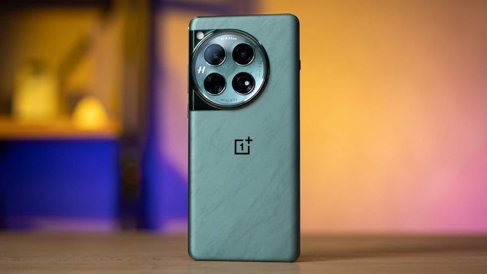 OnePlus 13 सेल्फी और वीडियो कॉल के लिए OnePlus 13 में 32MP का फ्रंट सेंसर है। इसमें ट्रिपल रियर कैमरा सिस्टम भी है जिसमें 50MP का प्राइमरी शूटर, 120 डिग्री फील्ड-ऑफ-व्यू वाला 50MP का अल्ट्रा-वाइड-एंगल शूटर और 3x ऑप्टिकल जूम वाला 50MP का पेरिस्कोप टेलीफोटो शूटर शामिल है।