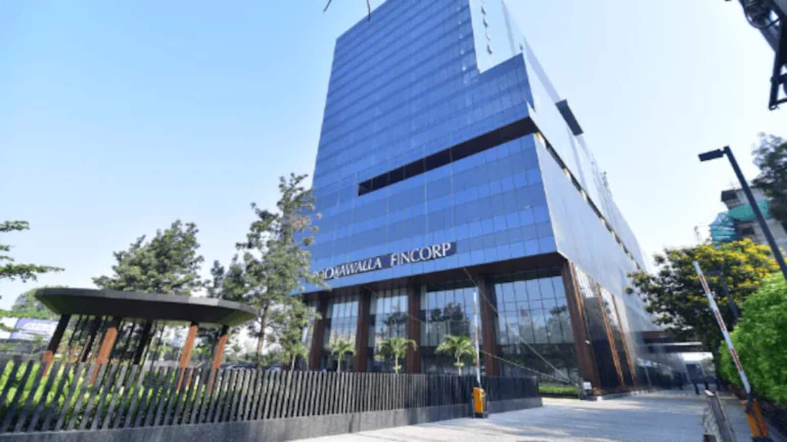 Poonawalla Fincorp । मौजूदा भाव: ₹532.05 (+1.47%) सितंबर तिमाही में पूनावाला फिनकॉर्प का AUM (एसेट्स अंडर मैनेजमेंट) सालाना आधार पर 67.7% उछलकर ₹47,625 करोड़ पर पहुंचा तो जश्न शेयरों ने भी मनाया और आज इंट्रा-डे में यह 8.78% उछलकर ₹570.40 के रिकॉर्ड हाई पर पहुंच गया।