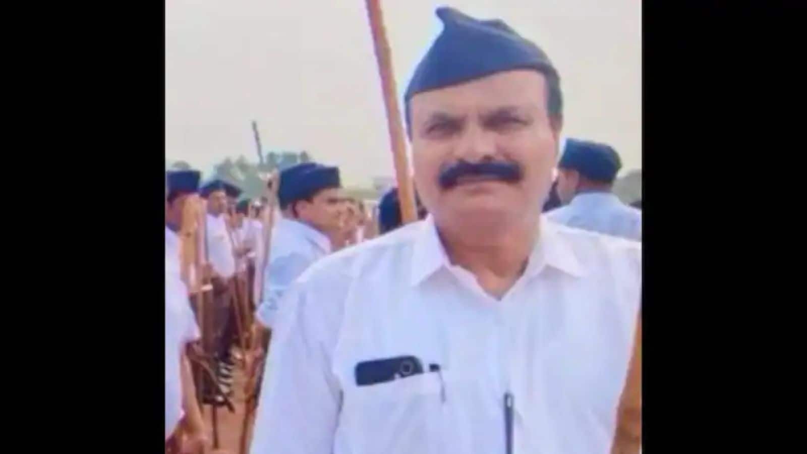 कर्नाटक सरकार के कुक को RSS के कार्यक्रम में शामिल होने पर कर दिया सस्पेंड कर्नाटक सरकार के कुक को RSS के कार्यक्रम में शामिल होने पर कर दिया सस्पेंड