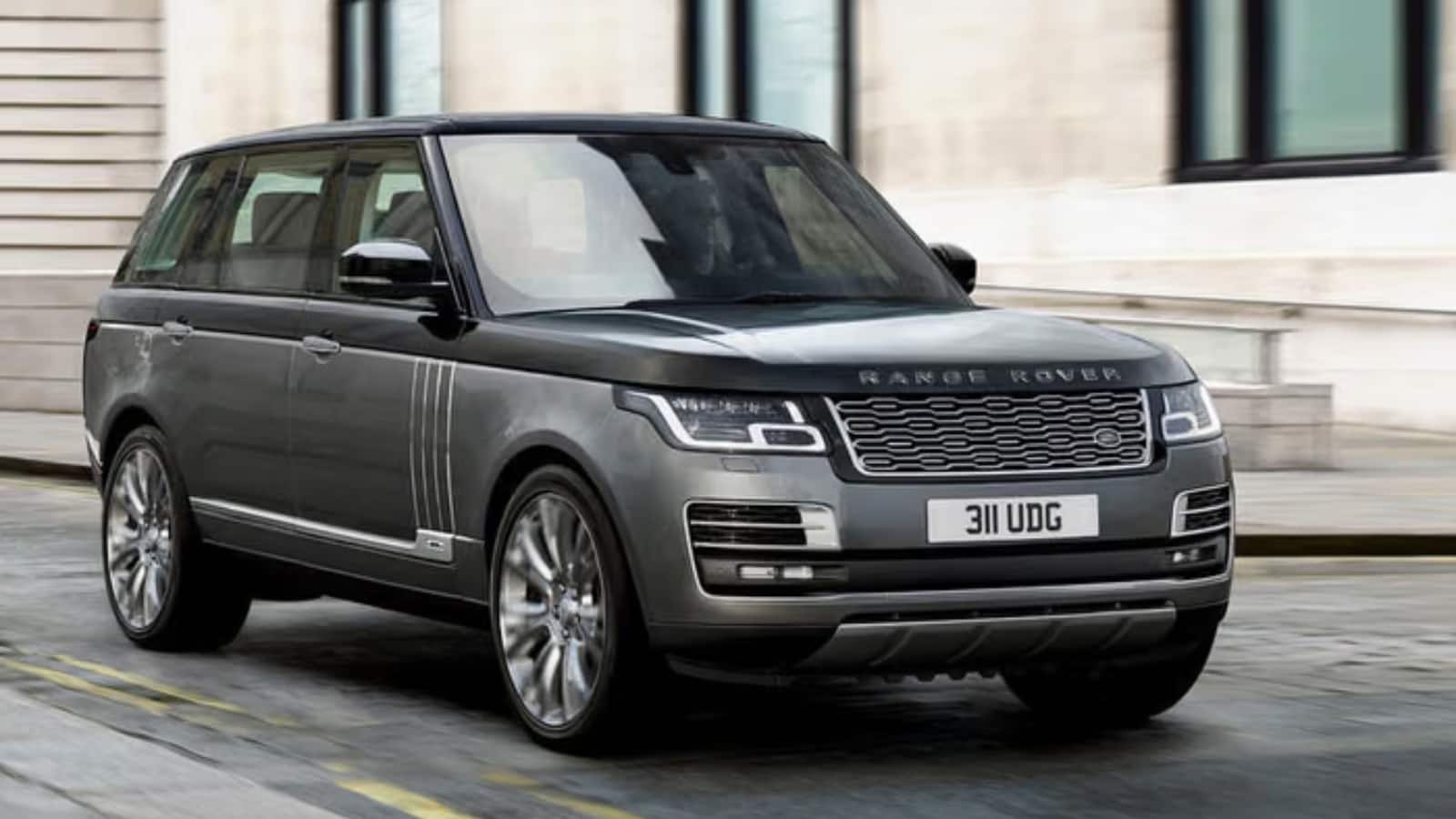 JLR ब्रांड्स की प्रमुख एसयूवी के टॉप वेरिएंट की कीमत में भारी गिरावट आई है। Range Rover SV LWB 4.4-लीटर की एक्स-शोरूम कीमत में 30.4 लाख रुपये की कमी आई है। इसका मतलब है कि GST 2.0 से पहले की 4.55 करोड़ रुपये की कीमत घटकर 4.25 करोड़ रुपये एक्स-शोरूम हो गई है। SV LWB 3.0-लीटर डीजल की कीमत में भी 27.4 लाख रुपये की कटौती हुई है और अब इसकी एक्स-शोरूम कीमत 3.83 करोड़ रुपये है।
