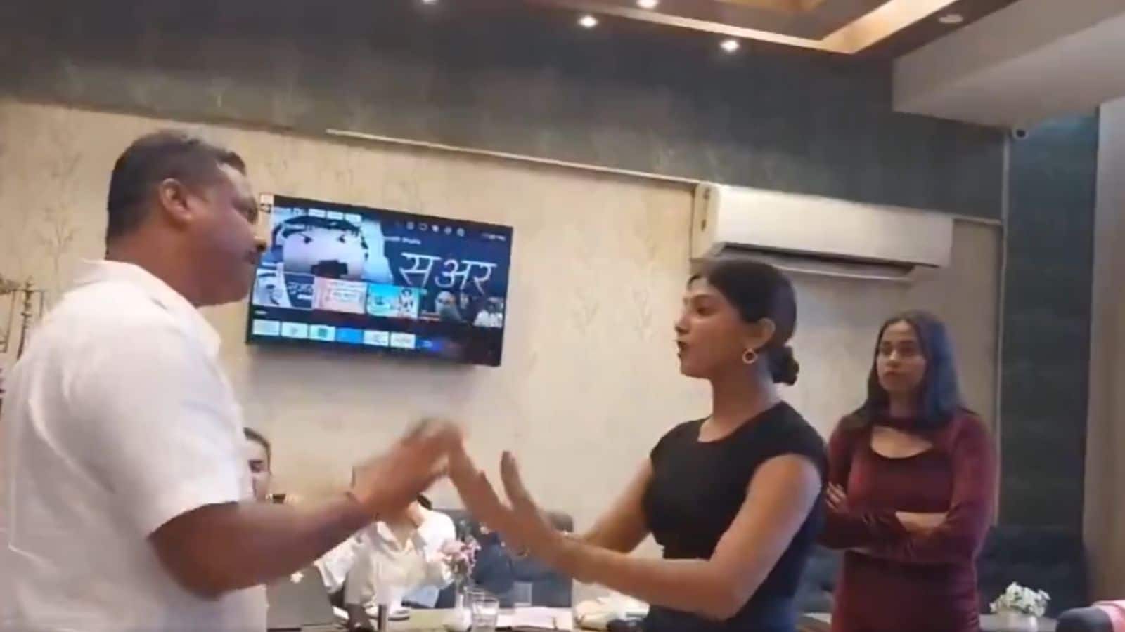 Video: 'ये हमारी संस्कृति नहीं' राष्ट्रीय हिंदू शक्ति संगठन नेता की हुई 'मिस ऋषिकेश' के मॉडलों से तीखी बहस