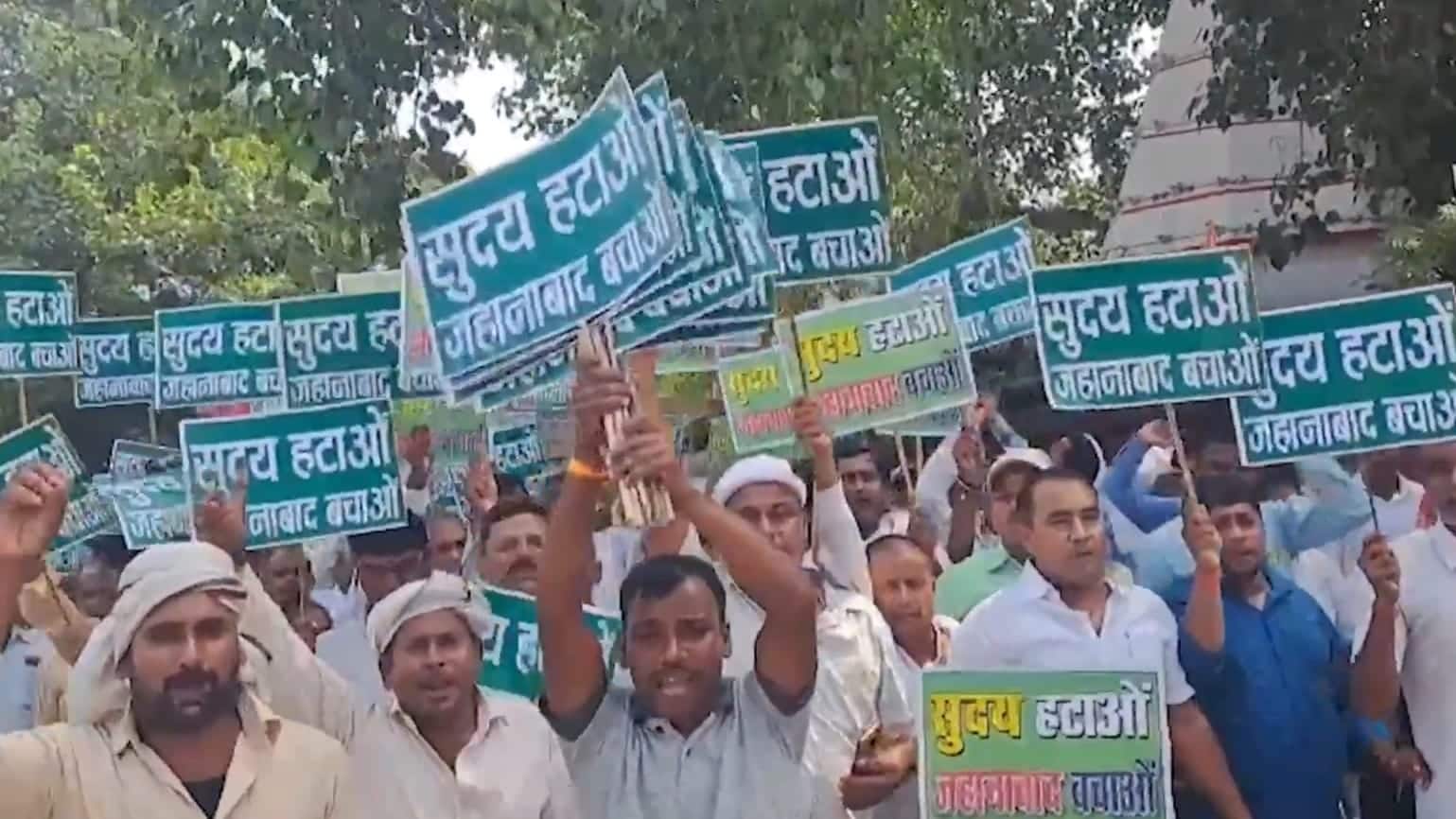RJD विधायक सुदय यादव के खिलाफ राबड़ी आवास पर हंगामा, कार्यकर्ताओं ने लगाया ‘सुदय हटाओ’ के नारे!