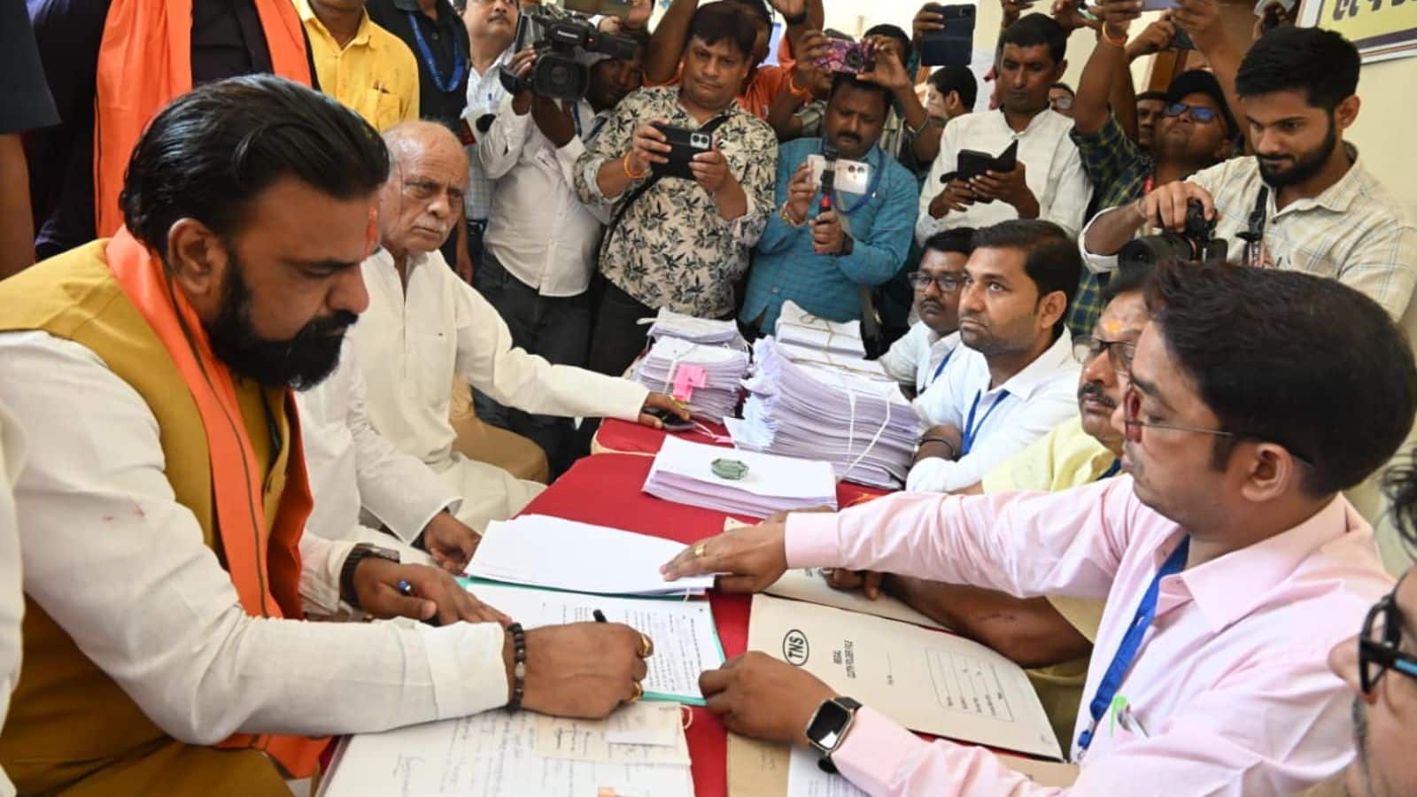 Bihar Election 2025: तारापुर सीट से डिप्टी CM सम्राट चौधरी ने भरा पर्चा, BJP कार्यकर्ताओं में दिखा जबरदस्त उत्साह! Bihar Election 2025: तारापुर सीट से डिप्टी CM सम्राट चौधरी ने भरा पर्चा, BJP कार्यकर्ताओं में दिखा जबरदस्त उत्साह!