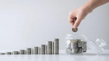 अगर आपने एक वित्त वर्ष में अपने सेविंग अकाउंट में 10 लाख रुपये से ज्यादा डाल दिए तो टैक्स विभाग तुरंत नोटिस भेज सकता है। रकम वैध है तो भी उसके रसीद और सबूत संभालकर रखें।
