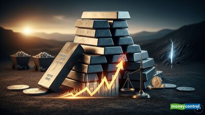   Citi का कहना है कि 2026 में चांदी $70 प्रति औंस का स्तर छू सकती है। वहीं, BofA का कहना है कि 2026 में चांदी $70 प्रति औंस का स्तर छू सकती है