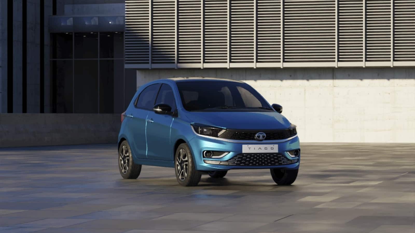 Tata Tiago को हमेशा से ही इसकी मजबूत बनावट, बेहतरीन सुरक्षा सुविधाओं और मॉडर्न डिजाइन के लिए सराहा गया है। टियागो की कीमत अब 4.57 लाख रुपये एक्स-शोरूम से शुरू होती है। जो लोग बिना ज्यादा बजट बढ़ाए ज्यादा दमदार स्टाइल और सुरक्षा चाहते हैं, उनके लिए टियागो सबसे मजबूत दावेदारों में से एक है। कई पावरट्रेन और गियरबॉक्स के अलावा, टियागो इकलौती ऐसी कार है जो CNG के साथ ऑटोमैटिक गियरबॉक्स भी देती है, जिससे दक्षता और गियर बदलने में आसानी मिलती है।