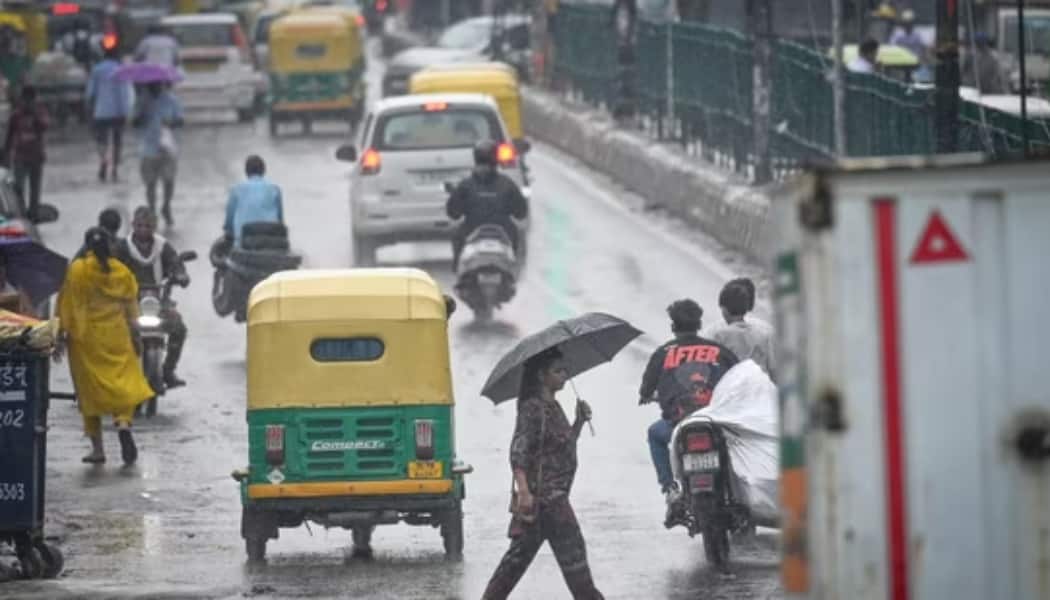 Delhi-NCR में भारी बारिश, IMD ने जारी किया ऑरेंज अलर्ट...Airlines ने किया ट्रैवल एडवाइजरी जारी