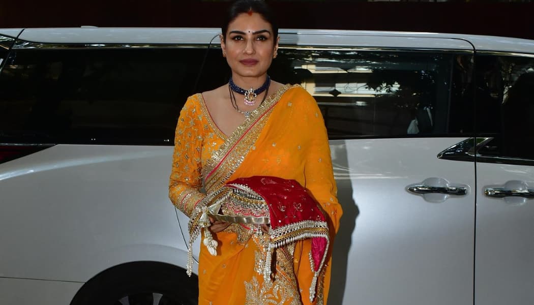 रवीना टंडन का ट्रेडिशनल लुक भी बेहद आकर्षक था। उन्होंने सुनहरे रंग के घेर वाले साड़ी का ऑप्शन चुना था। उनका मिनिमल मेकअप और झुमके उनके लुक को सजाते हुए खास पहचान दे रहे थे। 