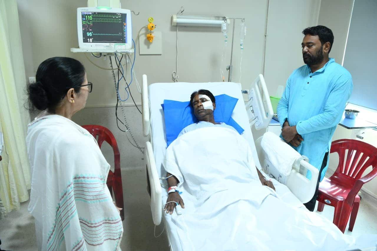 बीजेपी सांसद खगेन मुर्मू से मिलने अस्पताल पहुंची ममता बनर्जी, मुलाकात के बाद कही ये बात