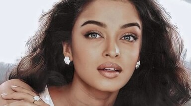 बॉलीवुड की सबसे खूबसूरत एक्ट्रेस ऐश्वर्या राय ने हिंदी सिनेमा को एक से बढ़कर एक फिल्मों में काम किया है। आज वो भले ही कम ही फिल्मों में नजर आती हों, लेकिन अपने स्टाइल, फैशन और गॉर्जियस लुक के जरिए आए दिन लाइमलाइट में बनी रहती हैं।
