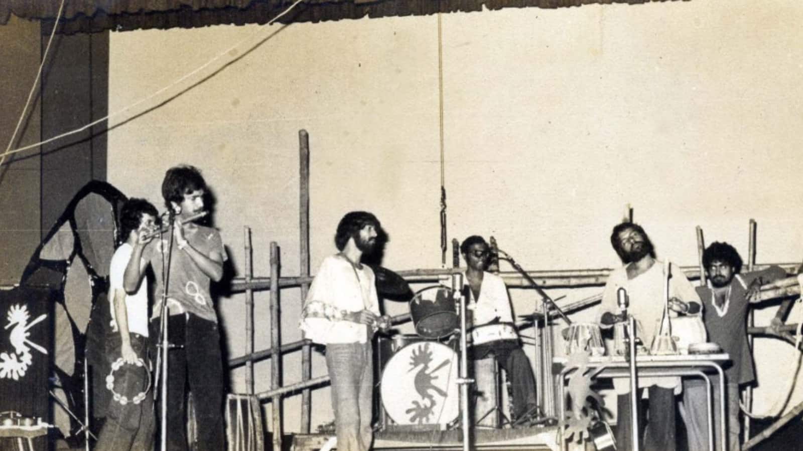 Moheener Ghoraguli: भारत का पहला रॉक बैंड 'मोहिनर घोड़ागुली', जिसने दर्शकों को दिए कई हिट गाने Moheener Ghoraguli: भारत का पहला रॉक बैंड 'मोहिनर घोड़ागुली', जिसने दर्शकों को दिए कई हिट गाने