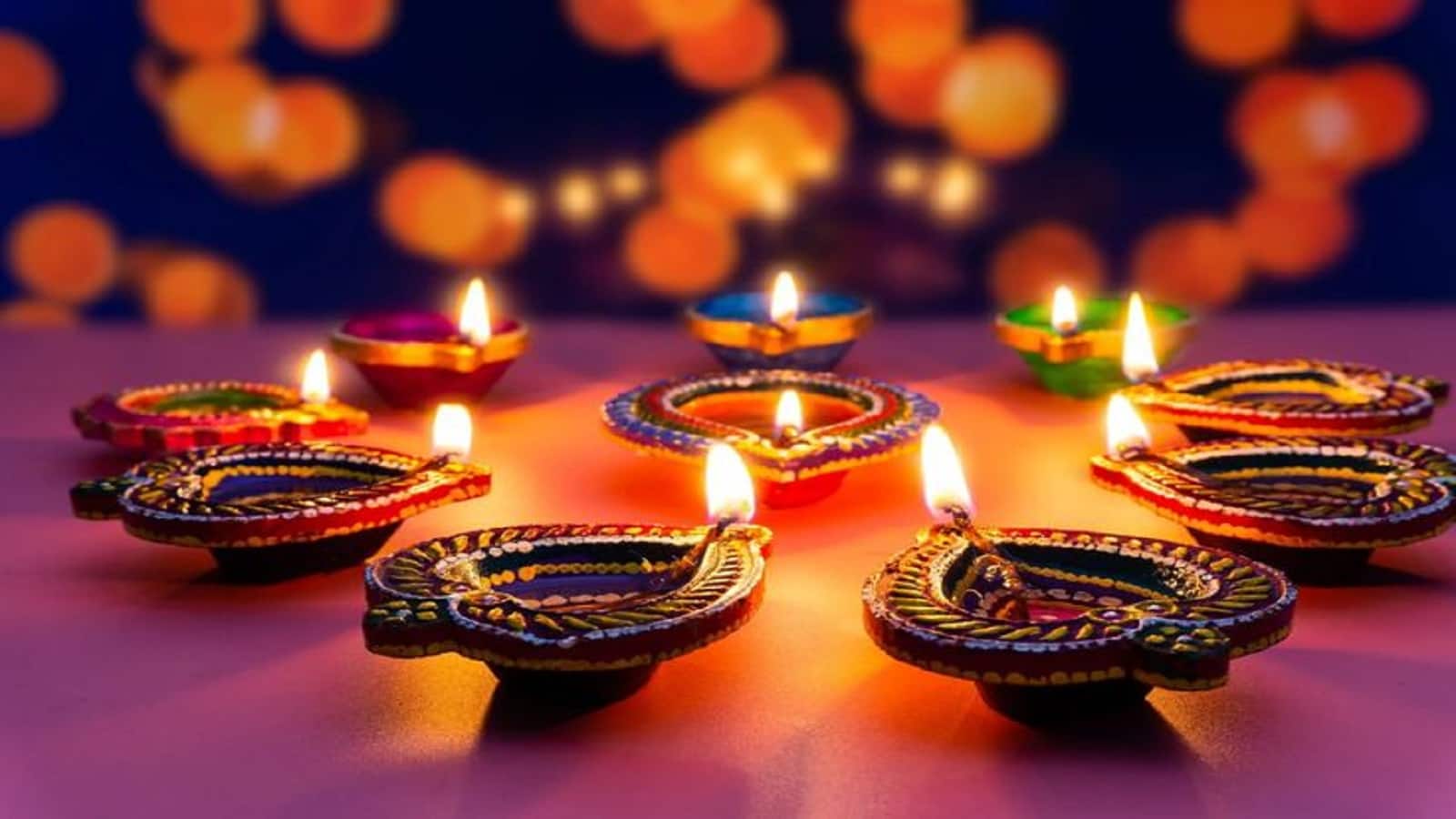 Dhanteras 2025: धनतेरस के दिन इतने दीयों से रोशन करें घर, सबसे पहले दक्षिण दिशा में जलाएं यम का दीया