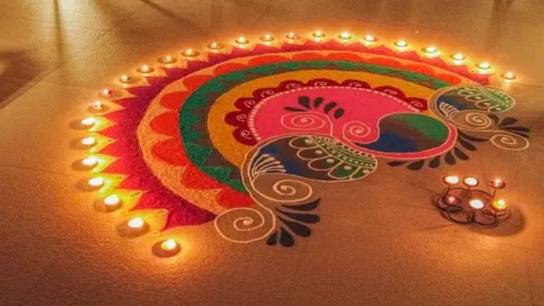 दीपावली का असली आकर्षण तो दीयों की रोशनी ही है। अगर आप अपनी रंगोली के डिजाइन में छोटे दीए जोड़ दें, तो इसका लुक कई गुना बढ़ जाता है। रंगोली पाउडर से बेस तैयार करें और बीच-बीच में दीए जलाएं रात होते ही पूरा घर मानो सुनहरी रोशनी से भर जाएगा। दीपावली का असली आकर्षण तो दीयों की रोशनी ही है। अगर आप अपनी रंगोली के डिजाइन में छोटे दीए जोड़ दें, तो इसका लुक कई गुना बढ़ जाता है। रंगोली पाउडर से बेस तैयार करें और बीच-बीच में दीए जलाएं रात होते ही पूरा घर मानो सुनहरी रोशनी से भर जाएगा।