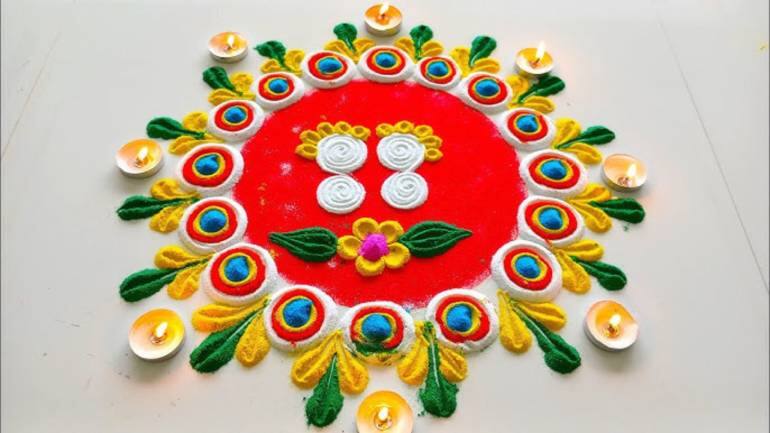 दक्षिण भारत की प्रसिद्ध “डॉट रंगोली” यानी बिंदु रंगोली अपनी सादगी में ही सुंदरता छुपाए है। इसमें छोटे-छोटे बिंदुओं को जोड़कर अनोखे पैटर्न तैयार किए जाते हैं। चाहें तो इन्हें रंगों से भरकर और भी खूबसूरत बना सकते हैं। दक्षिण भारत की प्रसिद्ध “डॉट रंगोली” यानी बिंदु रंगोली अपनी सादगी में ही सुंदरता छुपाए है। इसमें छोटे-छोटे बिंदुओं को जोड़कर अनोखे पैटर्न तैयार किए जाते हैं। चाहें तो इन्हें रंगों से भरकर और भी खूबसूरत बना सकते हैं।