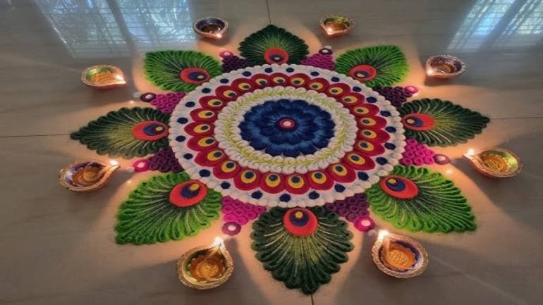 अगर आप कम जगह में भी शानदार डिजाइन चाहती हैं, तो त्रिकोण, वृत्त या वर्ग जैसे ज्योमेट्रिक पैटर्न्स में रंग भरकर एक अनोखी मॉडर्न लुक वाली रंगोली बना सकती हैं। यह मिनिमल होते हुए भी बेहद एलीगेंट लगती है और फ्लैट्स के लिए बेस्ट है। अगर आप कम जगह में भी शानदार डिजाइन चाहती हैं, तो त्रिकोण, वृत्त या वर्ग जैसे ज्योमेट्रिक पैटर्न्स में रंग भरकर एक अनोखी मॉडर्न लुक वाली रंगोली बना सकती हैं। यह मिनिमल होते हुए भी बेहद एलीगेंट लगती है और फ्लैट्स के लिए बेस्ट है।