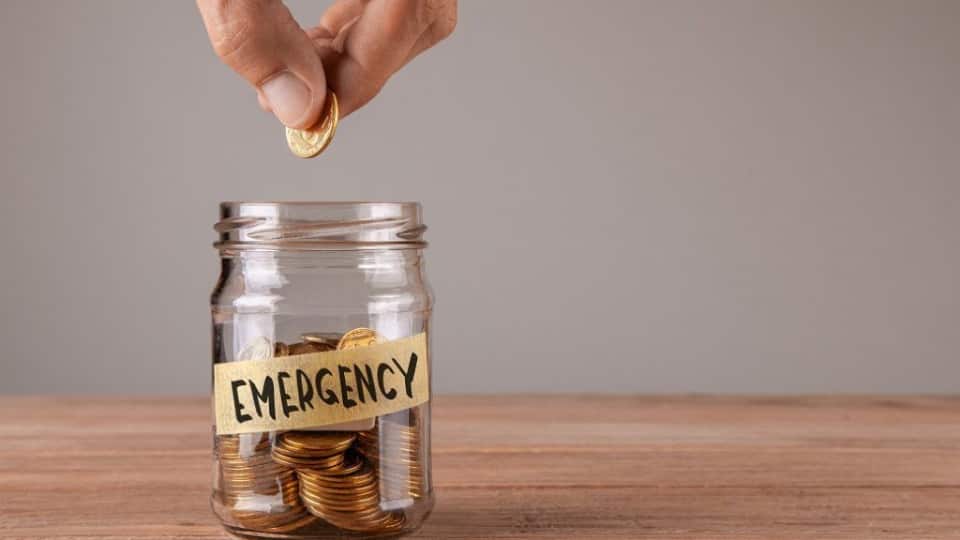 Emergency Fund कैसे बनाएं और कहां रखें? जानिए सेविंग्स, FD और पोस्ट ऑफिस के फायदे और नुकसान Emergency Fund कैसे बनाएं और कहां रखें? जानिए सेविंग्स, FD और पोस्ट ऑफिस के फायदे और नुकसान