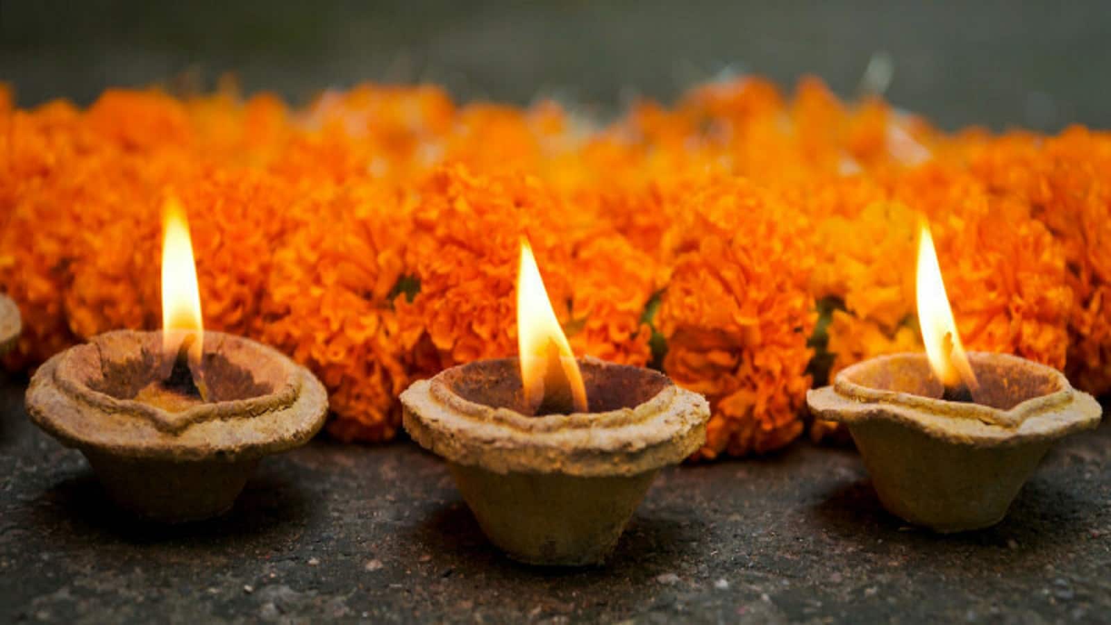 Chhoti Diwali 2025: नरक चतुर्दशी में जलाते हैं गाय के गोबर के दीए, जानें क्या है इसका महत्व