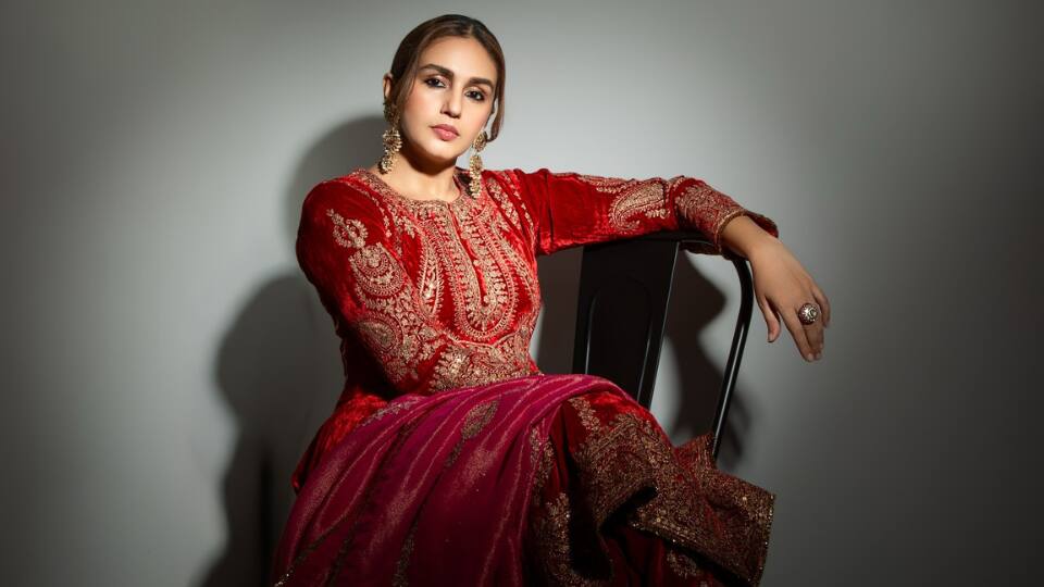 लाल जोड़े के साथ उन्होंने न्यूड मेकअप और मैचिंग लिप शेड्स को चुना। उनके एक्सप्रेशन हर फोटो को और जीवंत बना रहे हैं ।