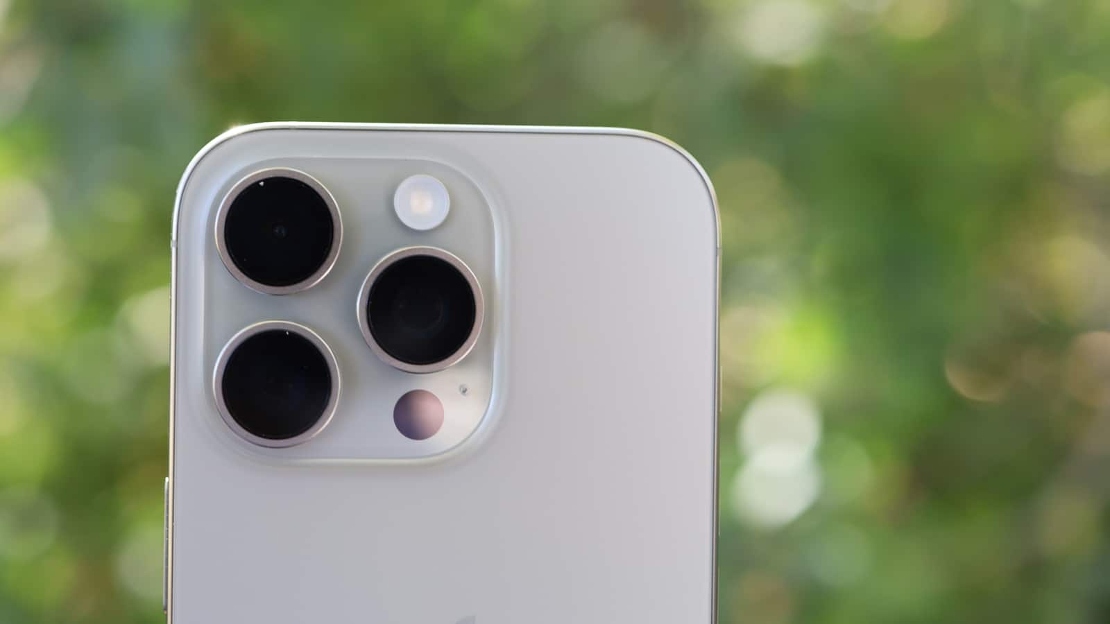 iPhone 16 Pro Apple iPhone 16 Pro में ट्रिपल रियर कैमरा सेटअप है जिसमें ऑप्टिकल इमेज स्टेबिलाइजेशन (OIS) के साथ 48MP का प्राइमरी कैमरा, 48MP का अल्ट्रा वाइड एंगल कैमरा और 12MP का पेरिस्कोप टेलीफोटो कैमरा शामिल है। Apple के इस कैमरे में सेल्फी और वीडियो कॉल के लिए 12MP का फ्रंट कैमरा दिया गया है।
