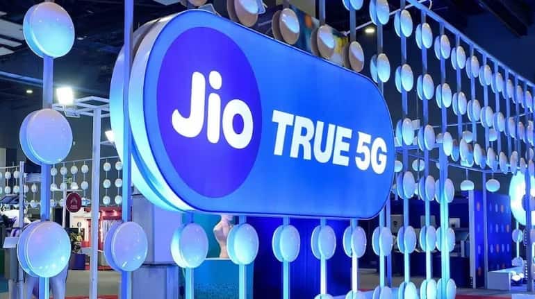 Reliance Jio का सितंबर तिमाही में प्रॉफिट 13% बढ़कर 7379 करोड़ रुपये, ARPU भी बढ़कर 211 रुपये पर पहुंचा