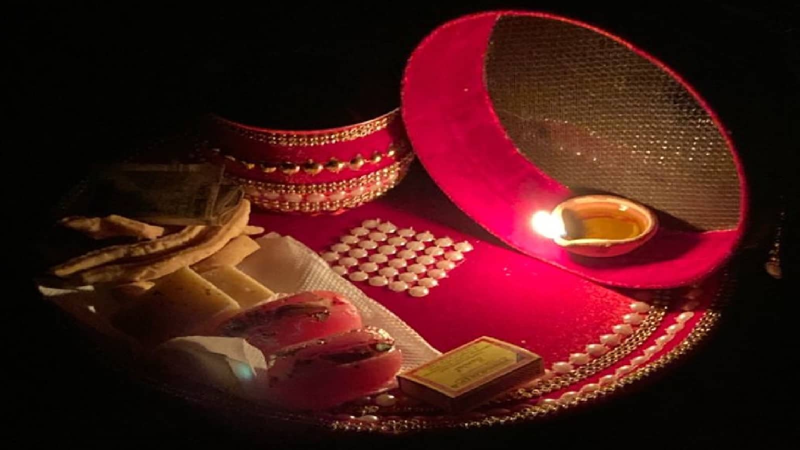 Karwa Chauth Latest Mehandi Designs: हाथों पर सजाएं मेहंदी के ये लेटेस्ट डिजाइन, हर तरफ होगी बस आपकी चर्चा
