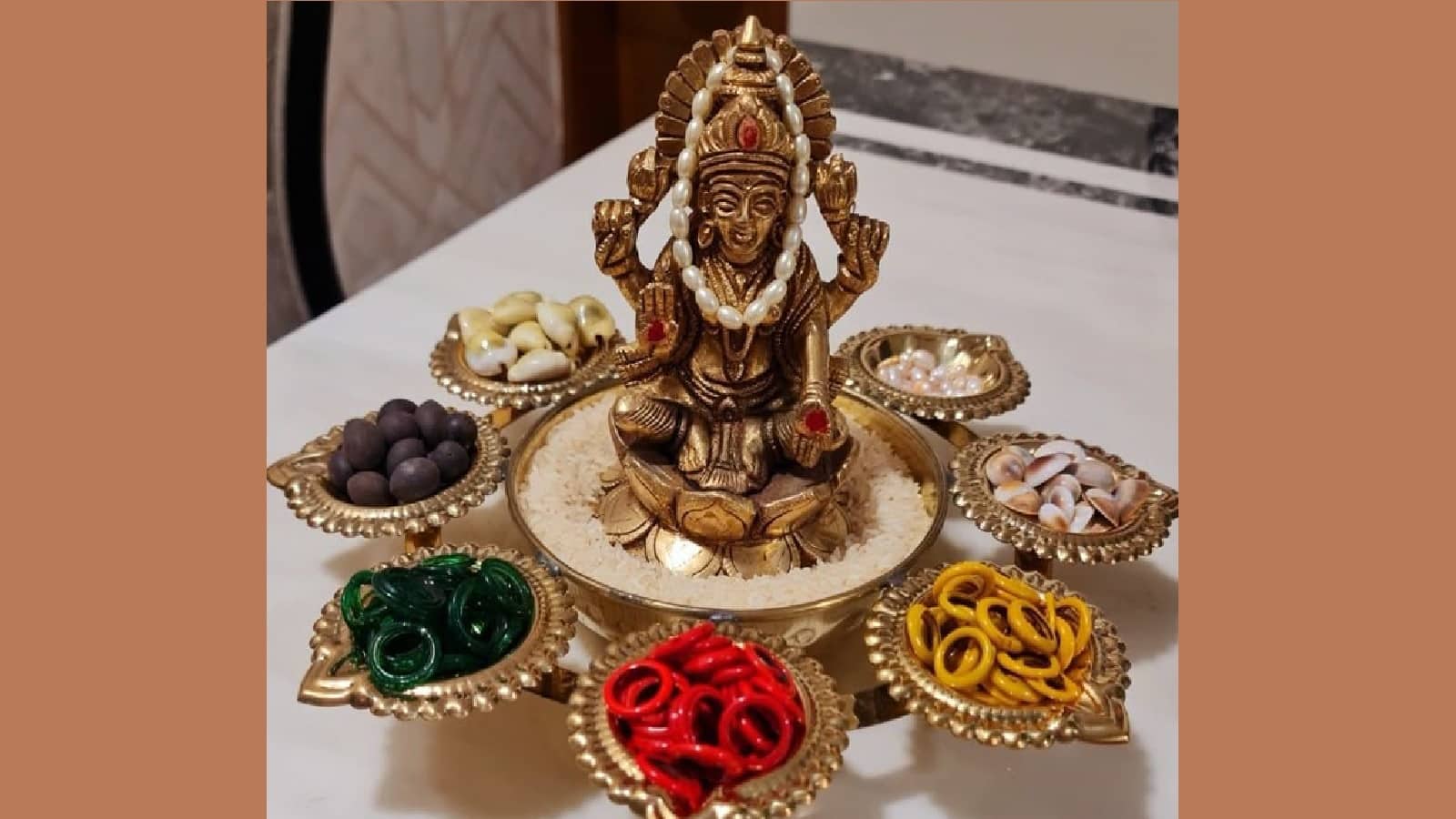 Dhanteras 2025: सिर्फ सोना-चांदी ही नहीं, धनतेरस पर ये 5 चीजें खरीदना भी होता है बहुत शुभ