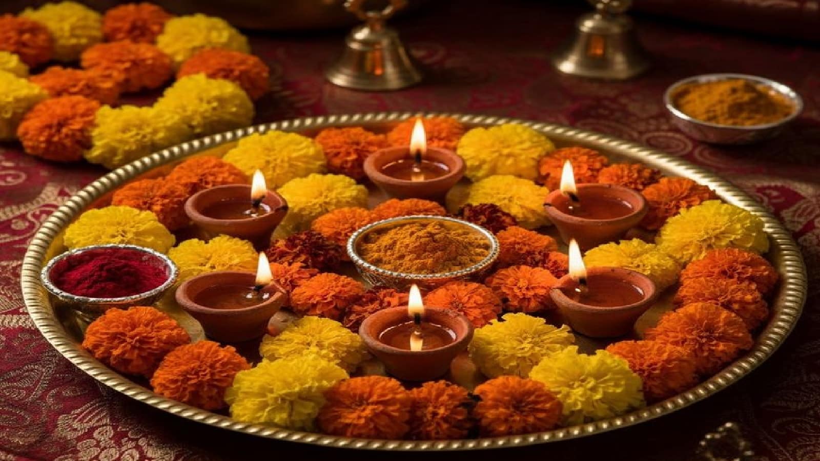Diwali 2025: दिवाली पर मां लक्ष्मी अपनी प्रिय राशियों को कर सकती हैं मालामाल, आपकी राशि भी है क्या इसमें?
