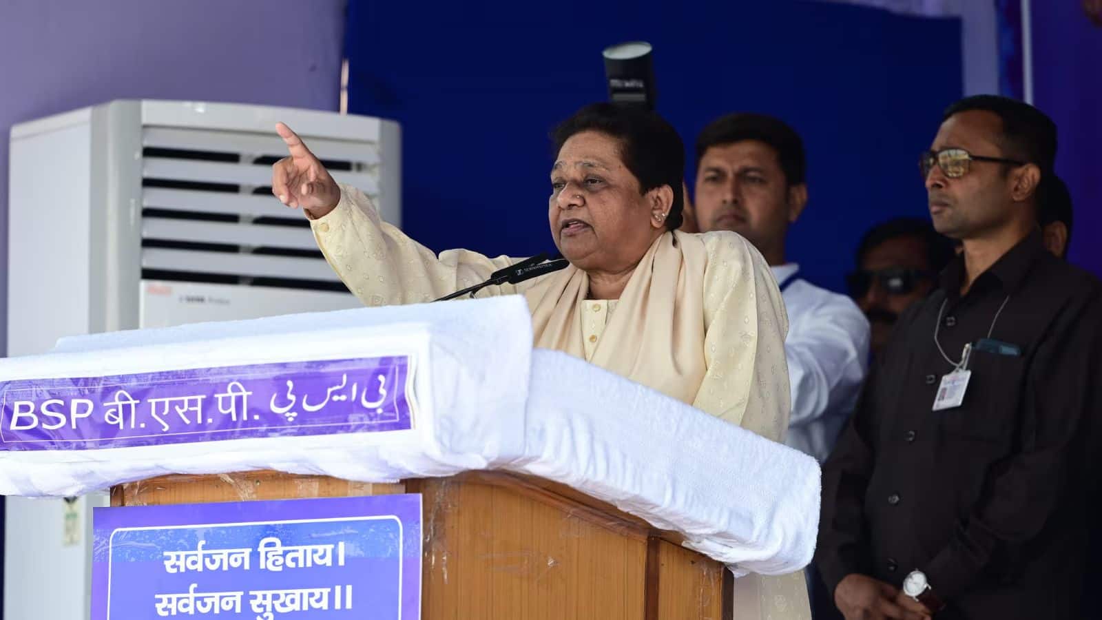 BSP Lucknow Rally: मायावती ने सपा-कांग्रेस पर साधा निशाना! लेकिन योगी सरकार की कर दी तारीफ, अब अखिलेश ने कसा तंज