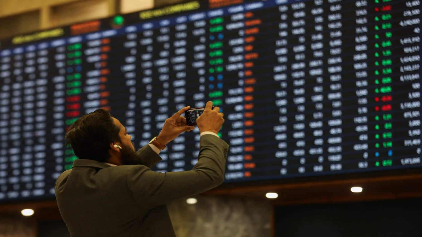 पाकिस्तान के शेयर बाजार में ऐतिहासिक तेजी, KSE-100 इंडेक्स एक साल में हुआ दोगुना, ये हैं कारण