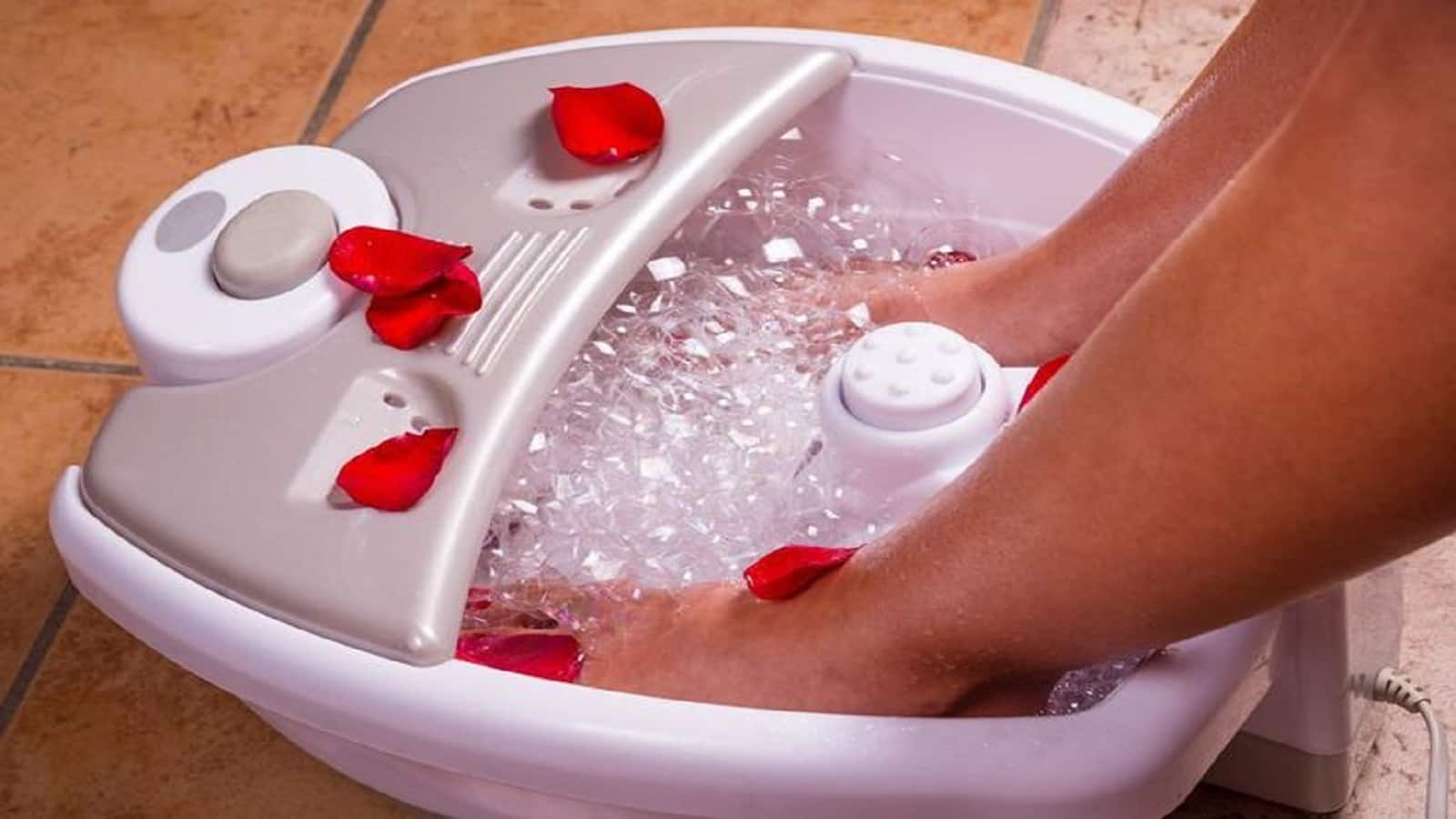Beauty tips: सिर्फ पैरों की सुंदरता बढ़ाने के लिए नहीं है पेडिक्योर, इसके ये हेल्थ बेनिफिट्स जानते हैं आप?
