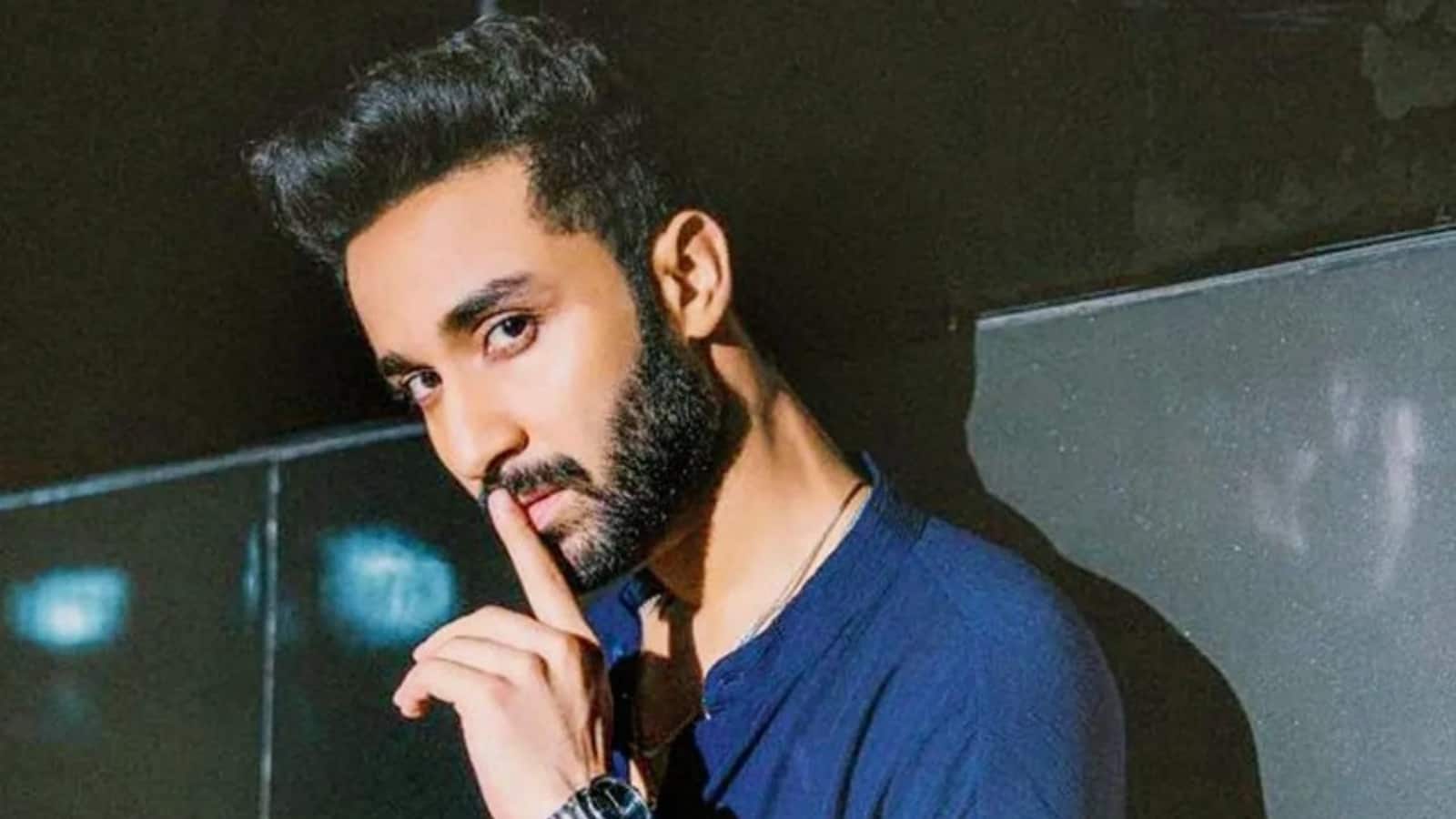 Raghav Juyal: कभी 10 लड़कों के साथ छोटे से कमरे में रहते थे राघव जुयाल, अब बॉलीवुड फिल्मों में मचा रहे हैं धमाल